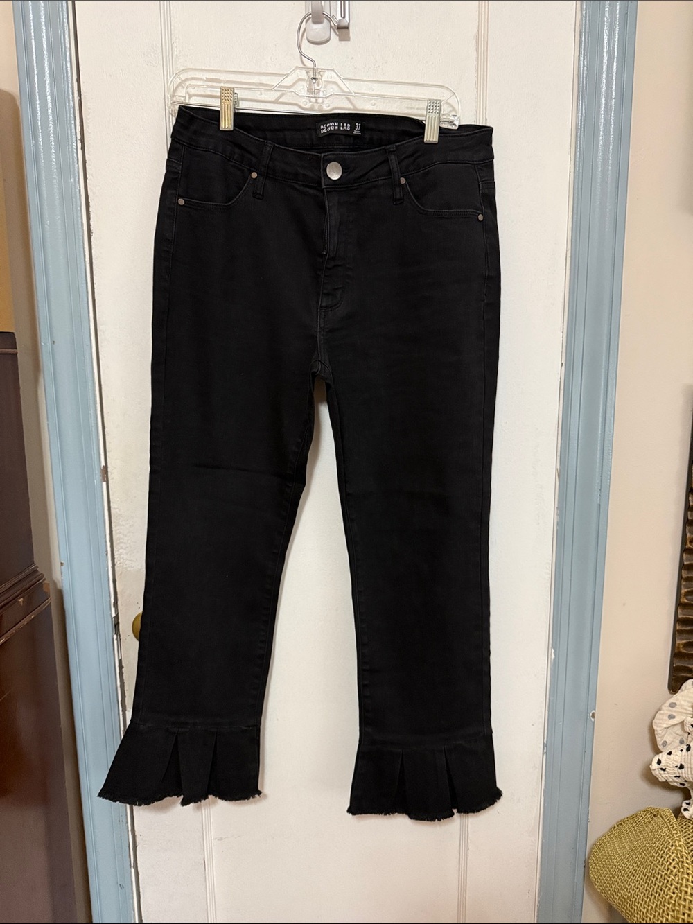 Design Lab Lord & Taylor Black Cropped Ruffle-Hem Jeans